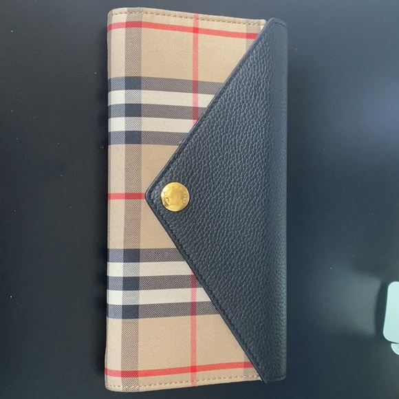 I no longer use the wallet. Basically new. - Picture 4 of 7